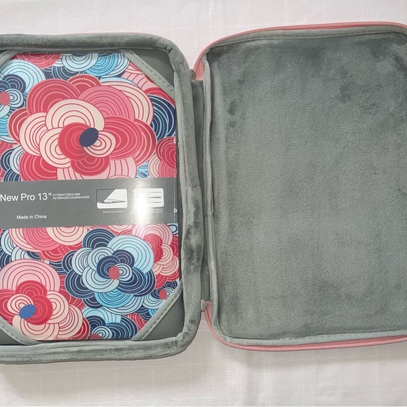 MacBook Pro 13 Cover with Touch Bar Plastic Hard Shell Mouse Pad Bundle - Picture 2 of 9